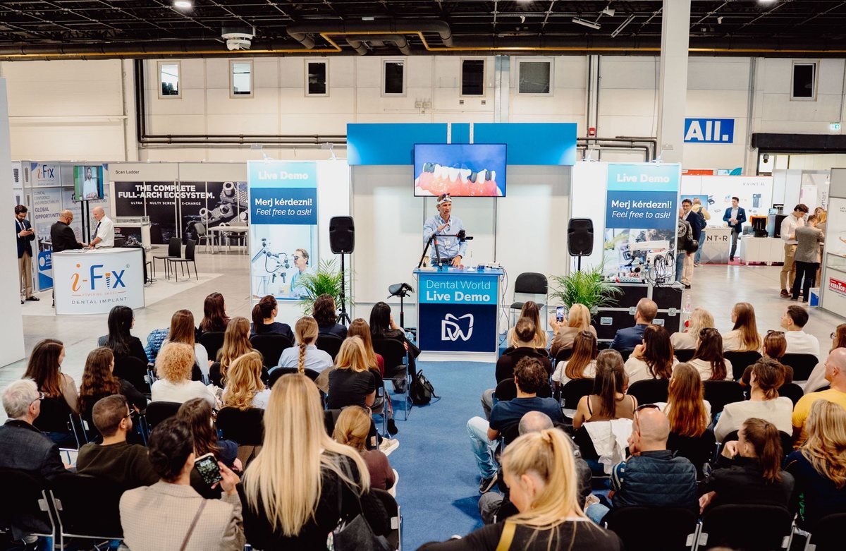 Marco Maiolino sul palco Live Demo di Dental World